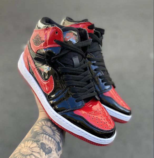 Air Jordan 1 High (Vermelho e Preto Brilhante)